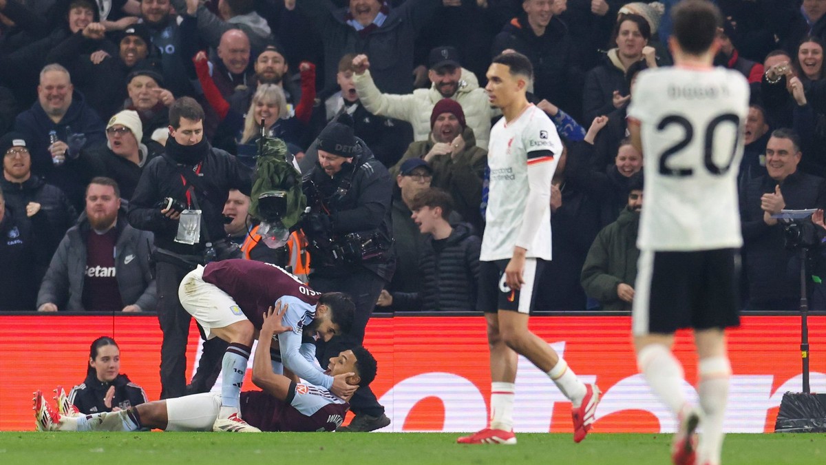 Ollie Watkins a Marco Asensio oslavujú gól do siete FC Liverpool.