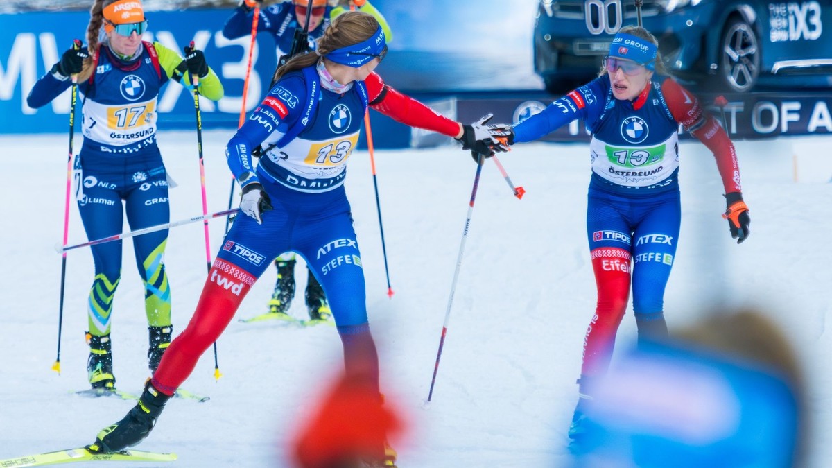 Paulína Bátovská Fialková odovzdáva štafetu Anastasii Kuzminovej v Östersunde.