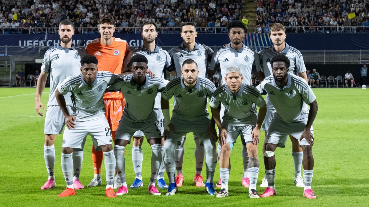 Na snímke hráči základnej zostavy ŠK Slovan Bratislava.