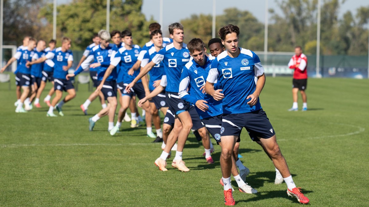 Na snímke slovenská reprezentácia do 21 rokov počas tréningu pred posledným zápasom v skupine.