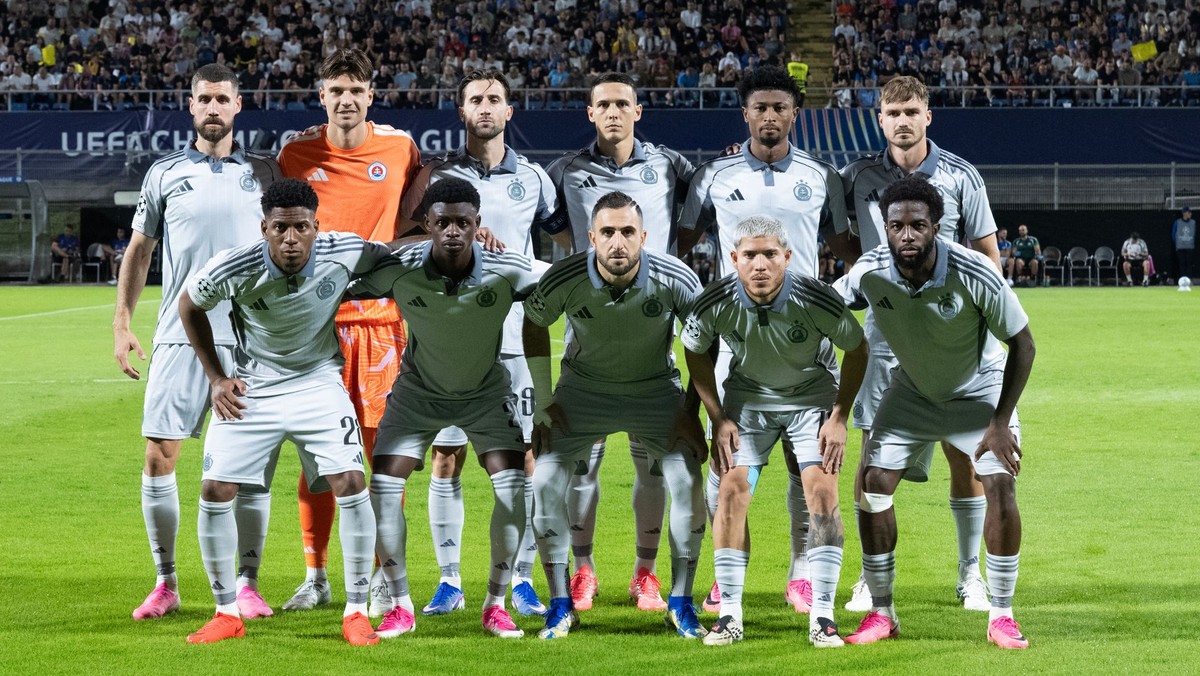Na snímke hráči základnej zostavy ŠK Slovan Bratislava.