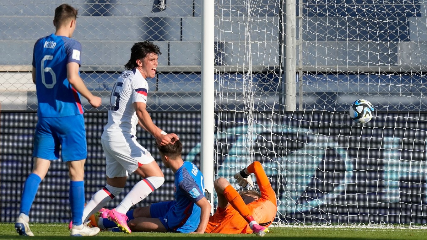 Niko Tsakiris strieľa druhý gól v zápase Slovensko - USA na MS hráčov do 20 rokov 2023.