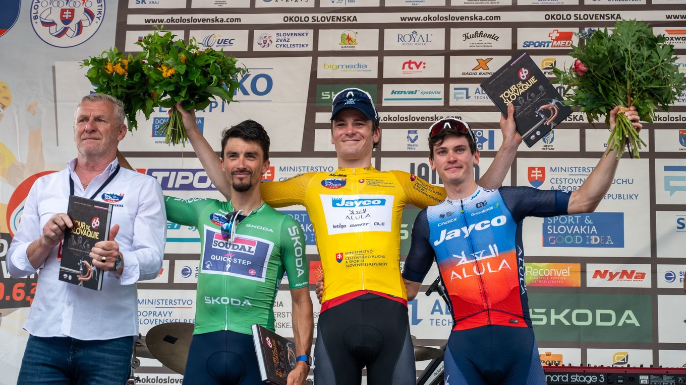 Švajčiar Mauro Schmid (v strede) sa stal celkovým víťazom pretekov Okolo Slovenska 2024.