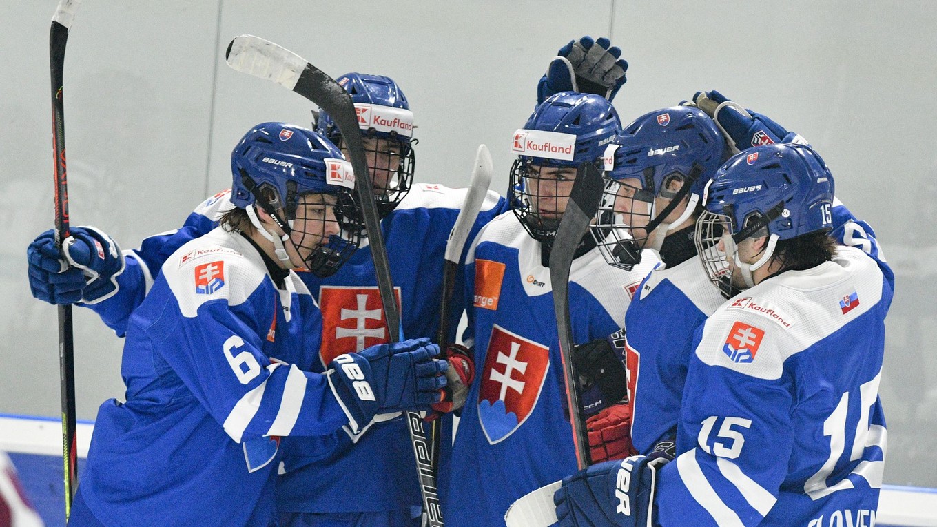 Radosť slovenských hokejistov po treťom góle počas prípravného hokejového zápasu Slovensko 18 - Lotyšsko 18.