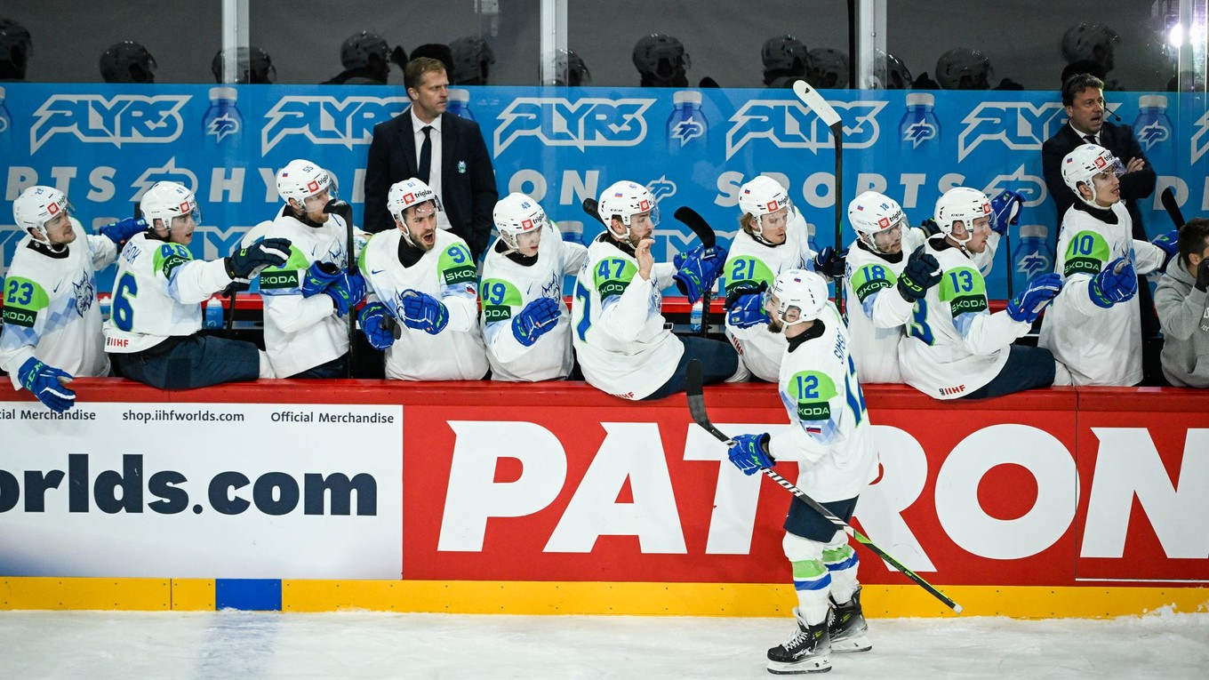 Nik Simšič oslavuje gól v zápase Francúzsko - Slovinsko na MS v hokeji 2025. 