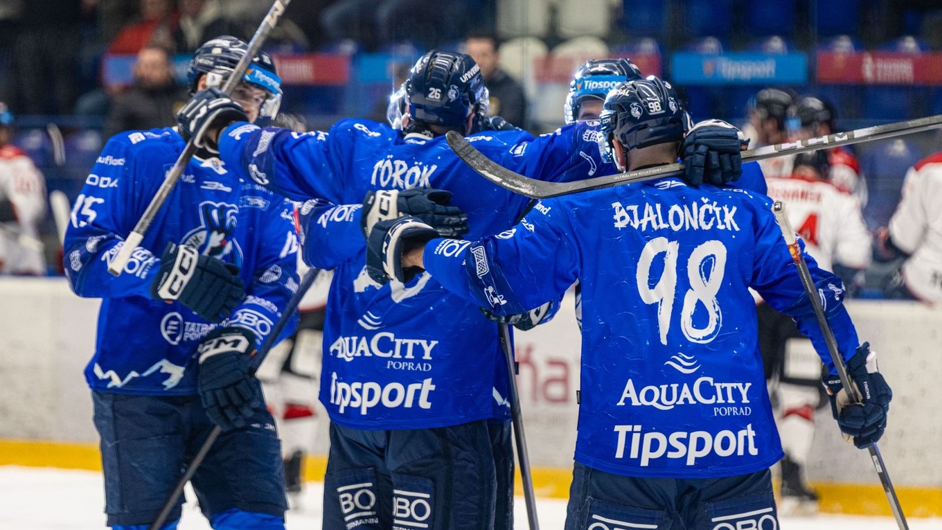 Hráči Popradu sa tešia z gólu.