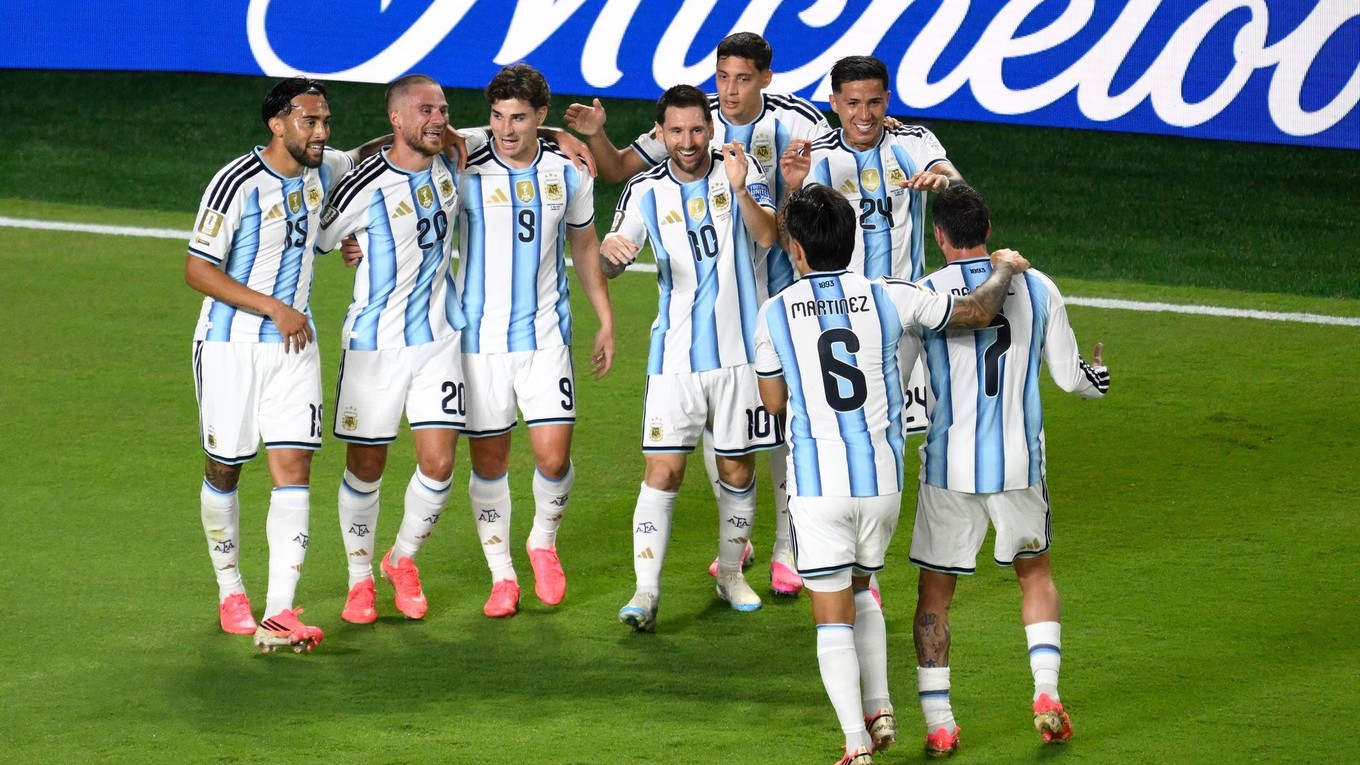 Futbalista Argentíny Lionel Messi (10) sa so spoluhráčmi raduje z gólu počas zápasu J-skupiny Argentína – Alžírsko.