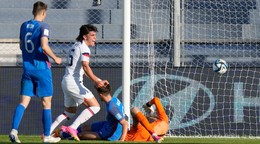 Niko Tsakiris strieľa druhý gól v zápase Slovensko - USA na MS hráčov do 20 rokov 2023.