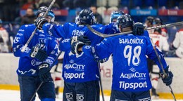 Hráči Popradu sa tešia z gólu.