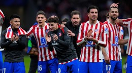 Slovenský futbalista v drese Atlética Madrid Dávid Hancko (vpravo) sa teší so spoluhráčmi.