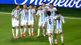 Futbalista Argentíny Lionel Messi (10) sa so spoluhráčmi raduje z gólu počas zápasu J-skupiny Argentína – Alžírsko.
