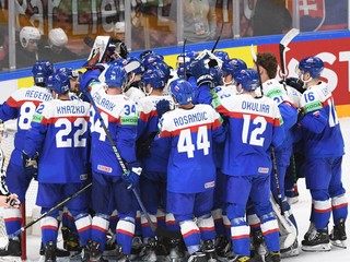 Slovenskí hokejisti sa tešia po triumfe v zápase Slovensko - Lotyšsko na MS v hokeji 2023.