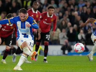 Alexis Mac Allister premieňa pokutový kop v zápase proti Manchestru United. 