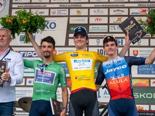 Švajčiar Mauro Schmid (v strede) sa stal celkovým víťazom pretekov Okolo Slovenska 2024.