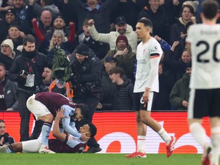 Ollie Watkins a Marco Asensio oslavujú gól do siete FC Liverpool.