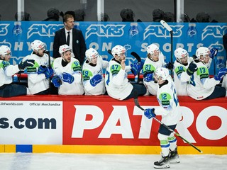 Nik Simšič oslavuje gól v zápase Francúzsko - Slovinsko na MS v hokeji 2025. 