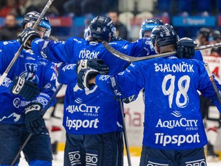 Hráči Popradu sa tešia z gólu.