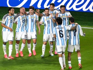 Futbalista Argentíny Lionel Messi (10) sa so spoluhráčmi raduje z gólu počas zápasu J-skupiny Argentína – Alžírsko.