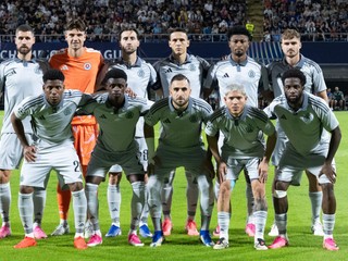 Na snímke hráči základnej zostavy ŠK Slovan Bratislava.