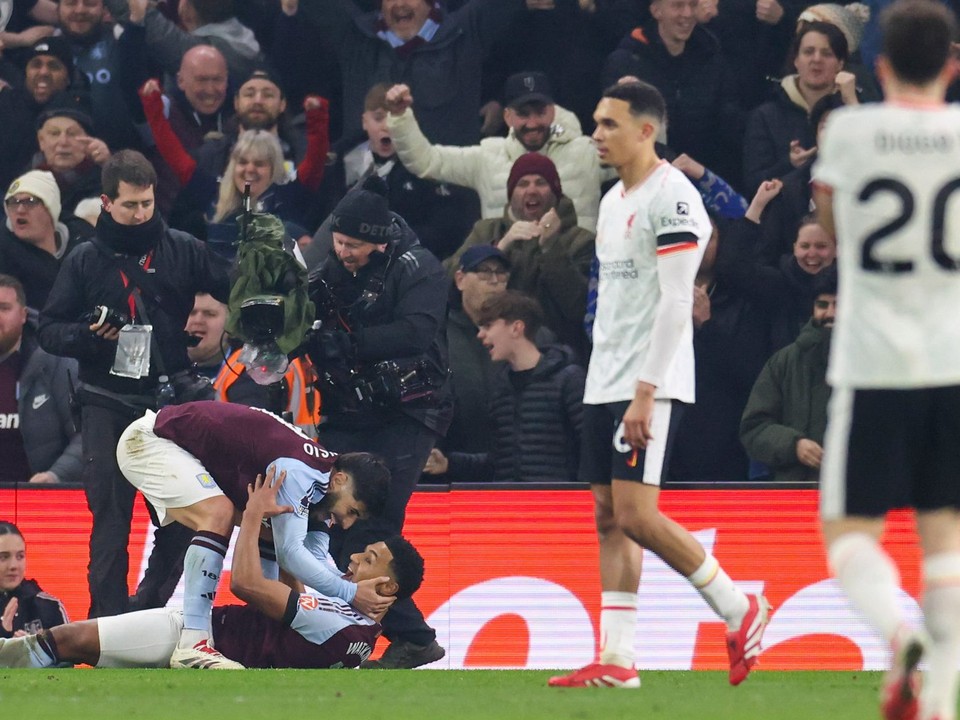 Ollie Watkins a Marco Asensio oslavujú gól do siete FC Liverpool.