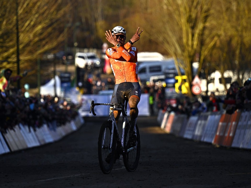 Mathieu van der Poel vyhral MS v cyklokrose 2025. Získal už siedmy titul, ktorým vyrovnal rekordný zápis.