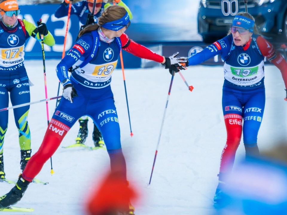 Paulína Bátovská Fialková odovzdáva štafetu Anastasii Kuzminovej v Östersunde.