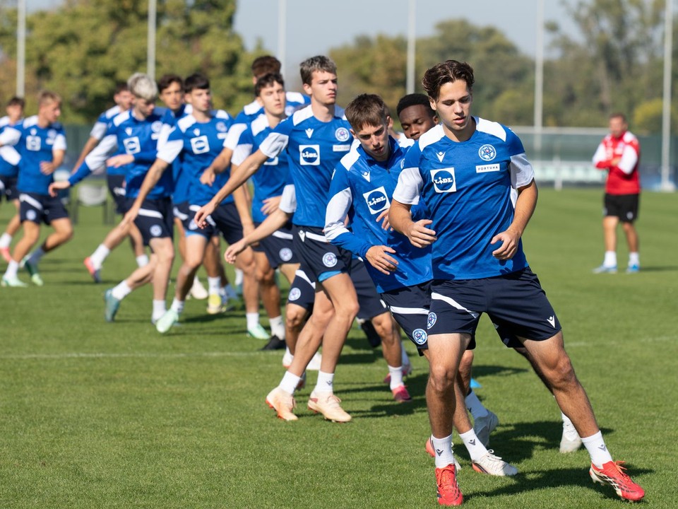 Na snímke slovenská reprezentácia do 21 rokov počas tréningu pred posledným zápasom v skupine.