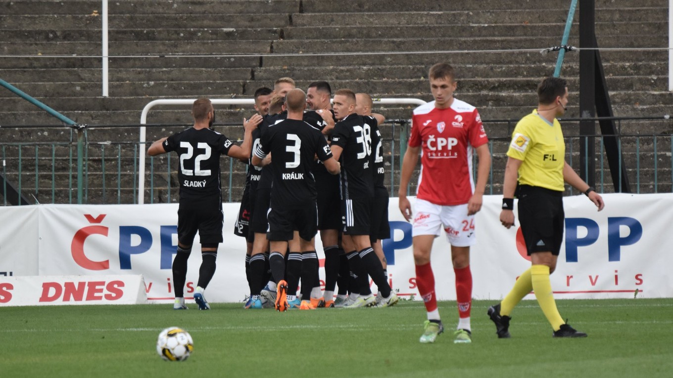 Martin Králik (v strede) sa teší so spoluhráčmi po strelenom góle v drese SK Dynamo České Budějovice.