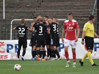 Martin Králik (v strede) sa teší so spoluhráčmi po strelenom góle v drese SK Dynamo České Budějovice.