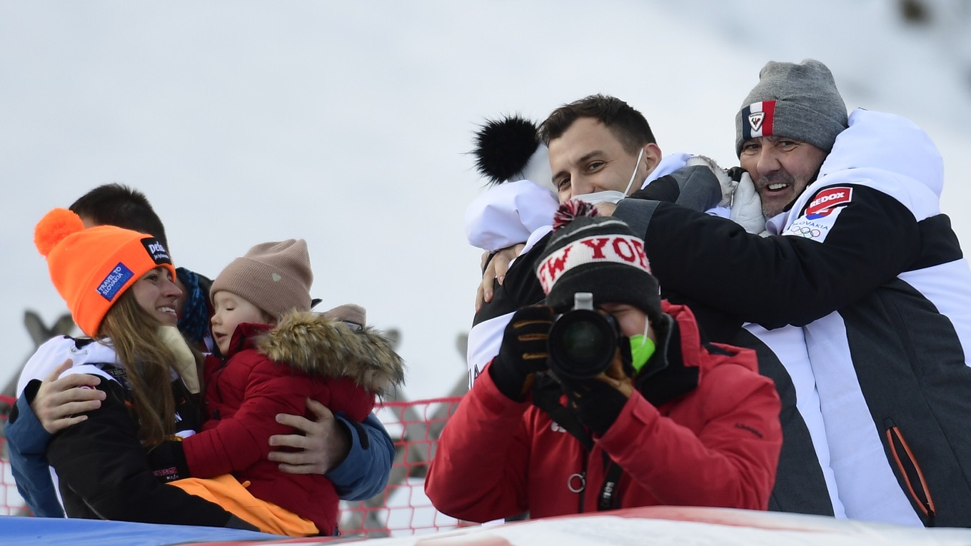 Otec Petry Vlhovej Igor (vpravo) sa teší z triumfu svojej dcéry v slalome v Lienzi.