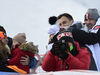 Otec Petry Vlhovej Igor (vpravo) sa teší z triumfu svojej dcéry v slalome v Lienzi.