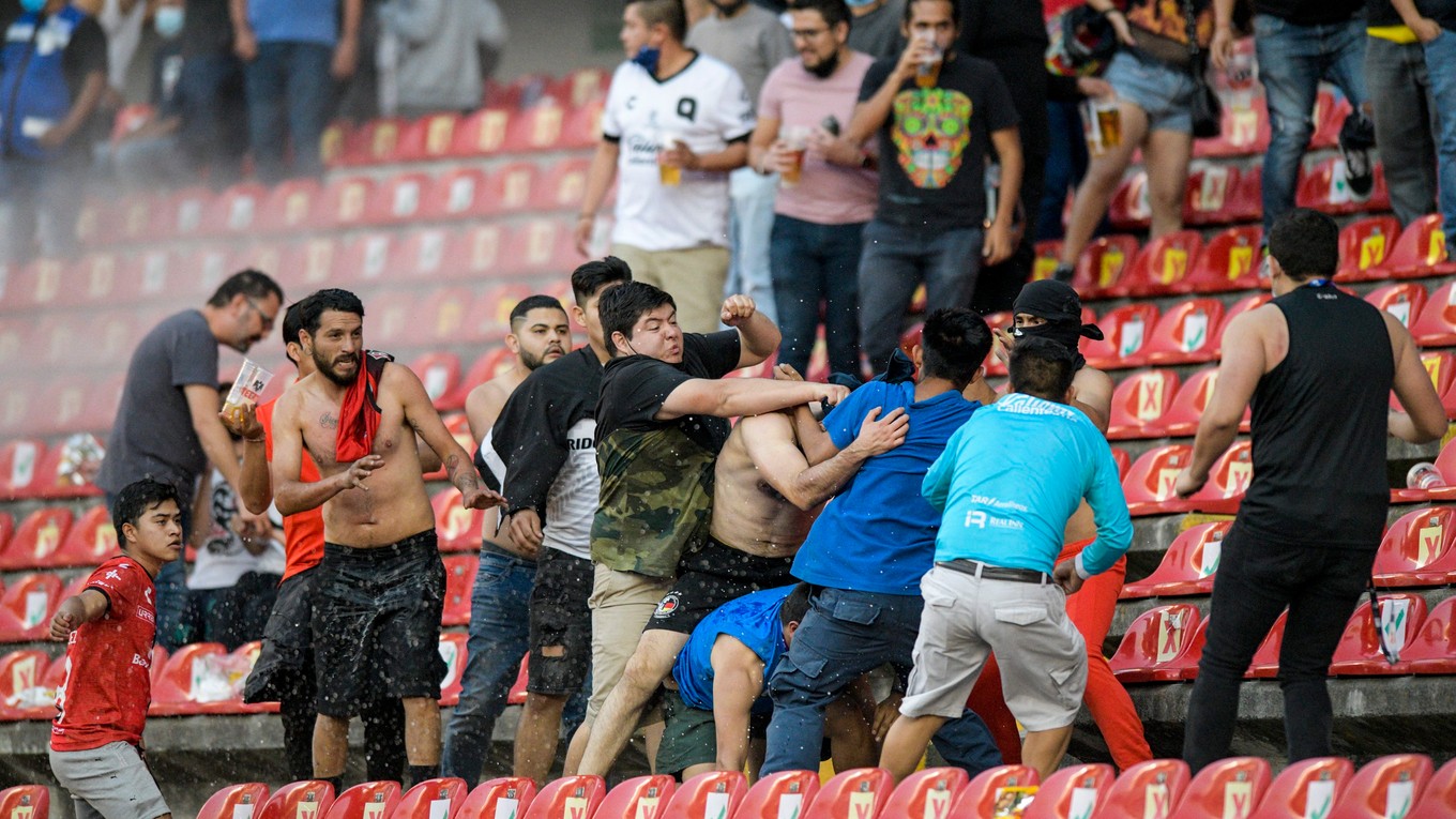 Bitka fanúšikov v zápase mexickej ligy medzi Querétarom a Atlasom.
