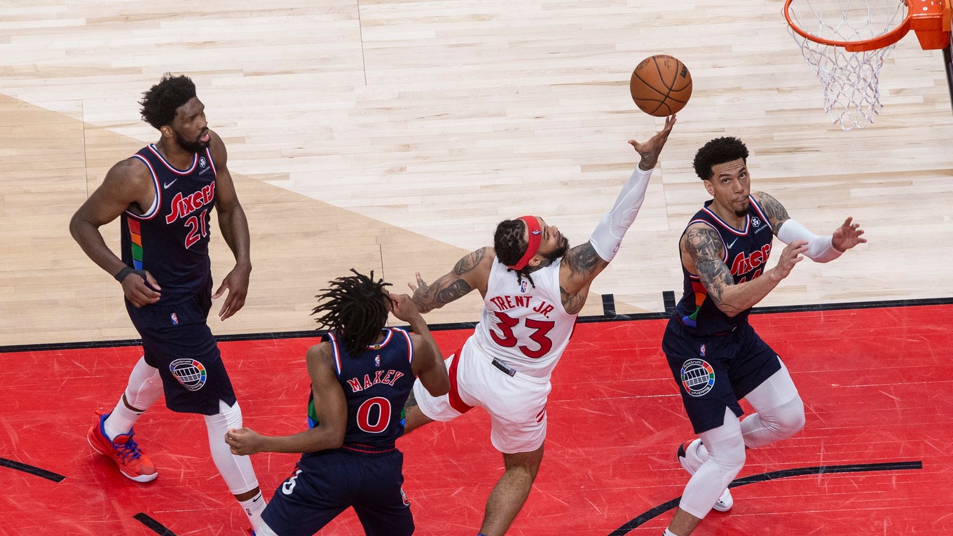 Gary Trent Jr. z Toronta a Joel Embiid, Tyrese Maxey a Danny Green z Philadelphie.