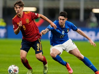 Gavi (vľavo) a Alessandro Bastoni  v zápase semifinále Ligy národov Taliansko - Španielsko.