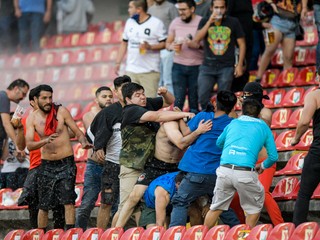 Bitka fanúšikov v zápase mexickej ligy medzi Querétarom a Atlasom.