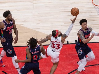 Gary Trent Jr. z Toronta a Joel Embiid, Tyrese Maxey a Danny Green z Philadelphie.