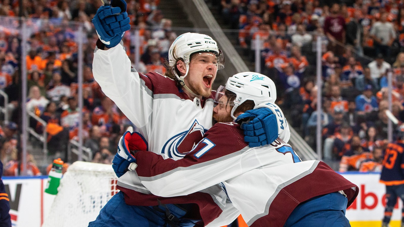 J. T. Compher oslavuje gól.