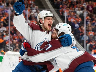 J. T. Compher oslavuje gól.