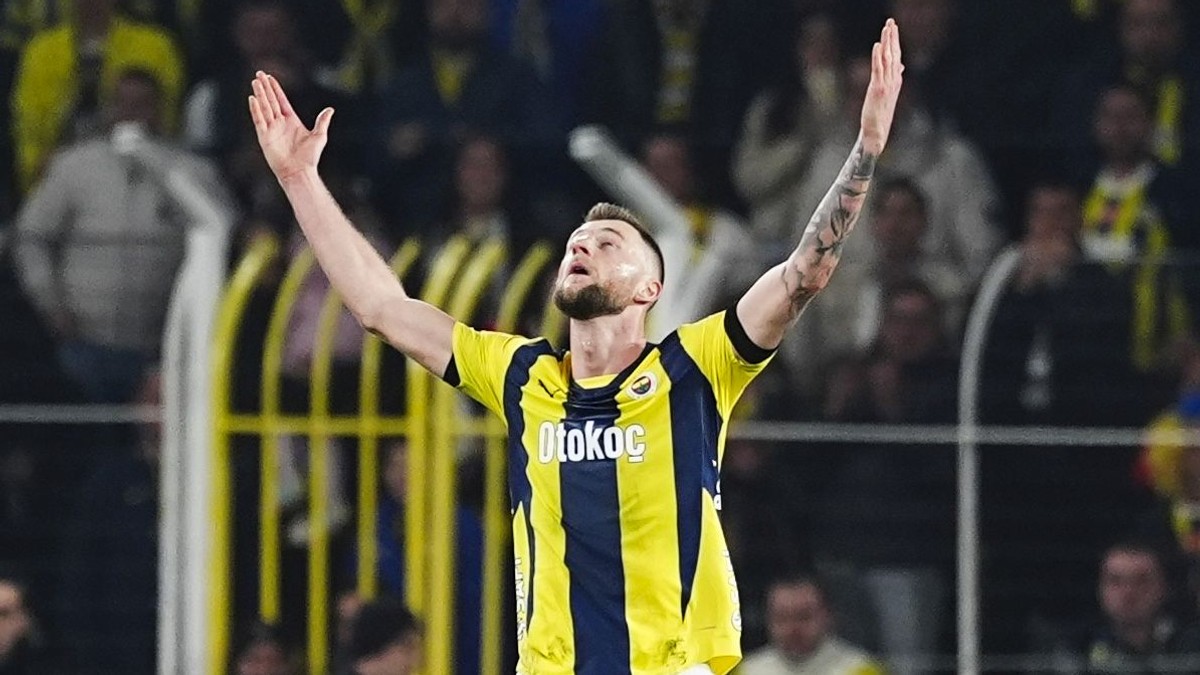 Slovenský futbalista Milan Škriniar v drese Fenerbahce Istanbul.