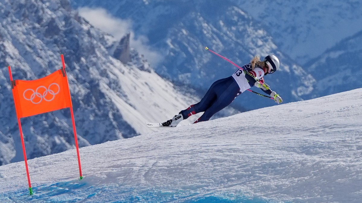 Lindsey Vonnová padá v zjazde žien na zimných olympijských hrách.