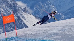 Lindsey Vonnová padá v zjazde žien na zimných olympijských hrách.