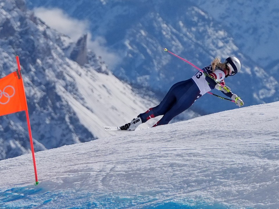 Lindsey Vonnová padá v zjazde žien na zimných olympijských hrách.