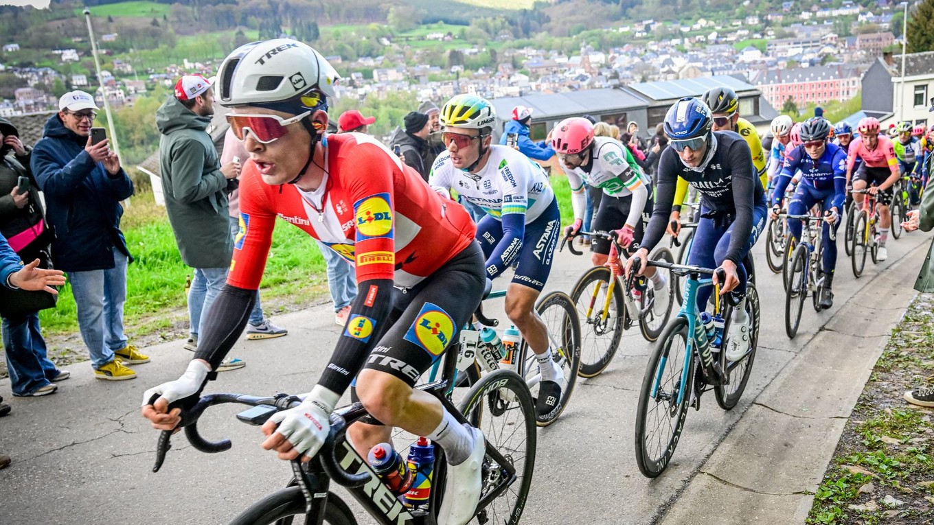 V popredí je dánsky cyklista tímu Lidl - Trek Mattias Skjelmose.