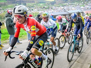 V popredí je dánsky cyklista tímu Lidl - Trek Mattias Skjelmose.