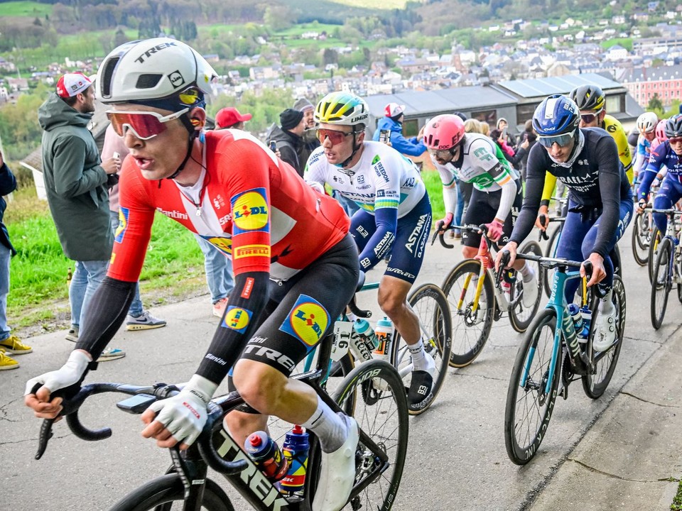 V popredí je dánsky cyklista tímu Lidl - Trek Mattias Skjelmose.