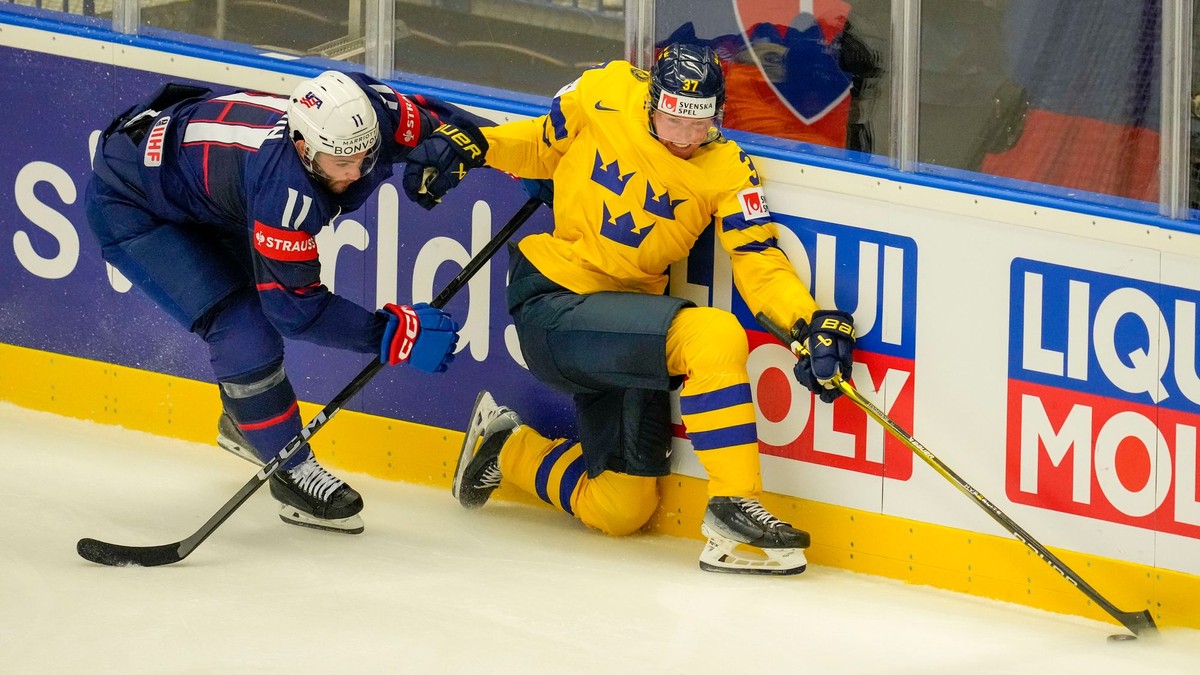 Isac Lundestrom a Luke Kunin počas zápasu Švédsko - USA na MS v hokeji 2024. 