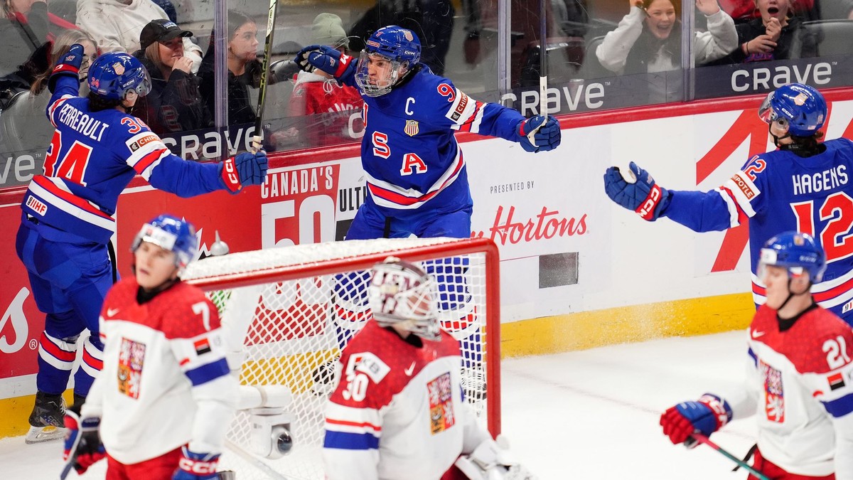 Ryan Leonard, Gabe Perreault a James Hagens sa tešia po strelenom góle v zápase USA - Česko v semifinále MS v hokeji do 20 rokov 2025.