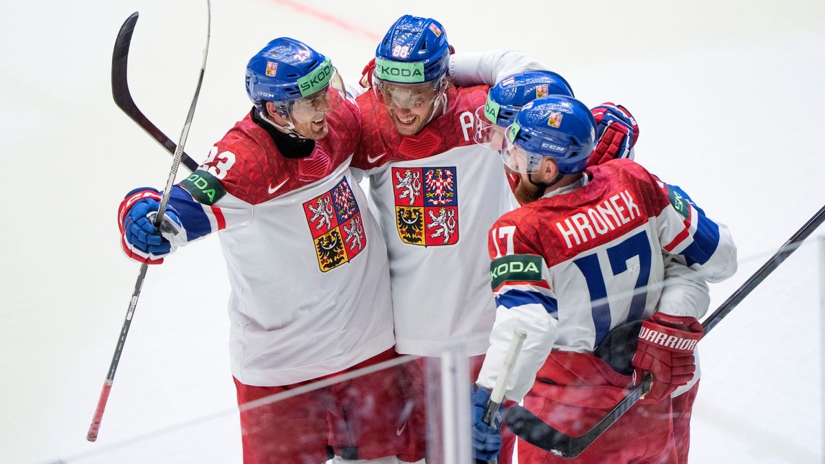 Hokejisti Česka oslavujú gól na MS v hokeji 2025.