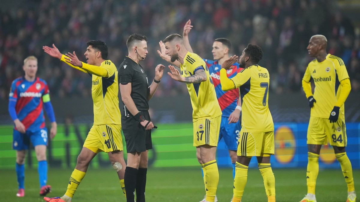 Milan Škriniar z Fenerbahce (v strede) se hádá s rozhodcom Allardom Lindhoutom počas zápasu Európskej ligy mezi Plzňou a Fenerbahce.