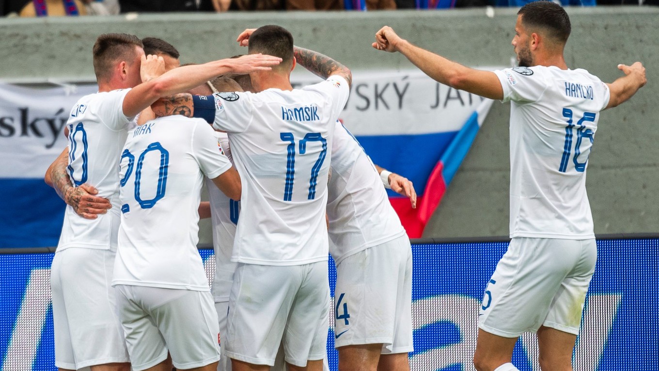 Radosť slovenských futbalistov po strelení úvodného gólu v zápase kvalifikácie na EURO 2024 Island - Slovensko.
